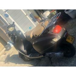 Scooter Neco (vespa look) geel kenteken start niet