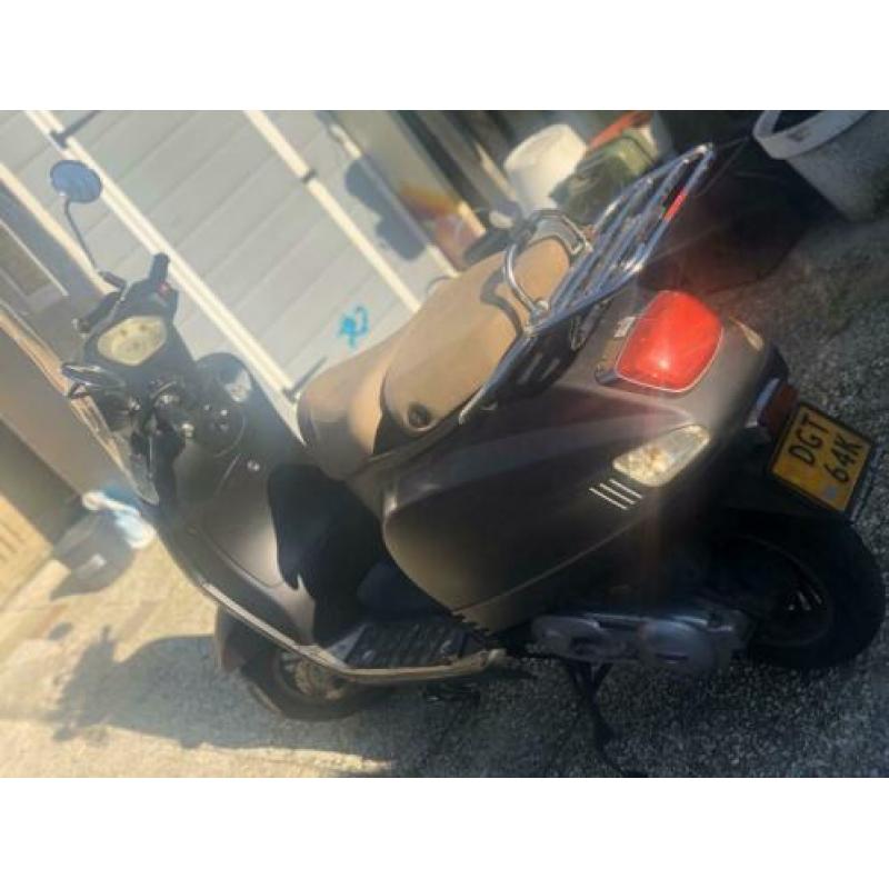 Scooter Neco (vespa look) geel kenteken start niet