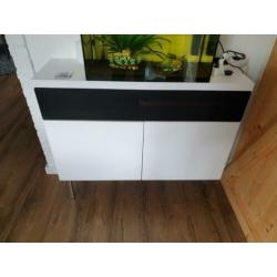 Tv kast. Tv meubel. Wit met zwart. Stevige kwaliteit.