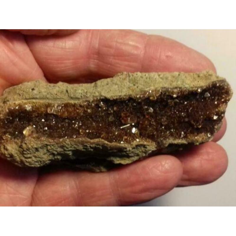 Versteend hout met calciet en natroliet, mount Elgon 0eganda