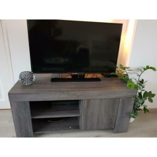 Tv meubel salontafel en eetkamertafel