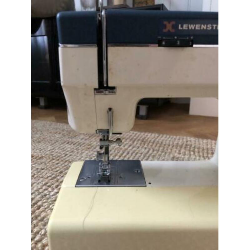 Lewenstein naaimachine, alles zit er nog bij