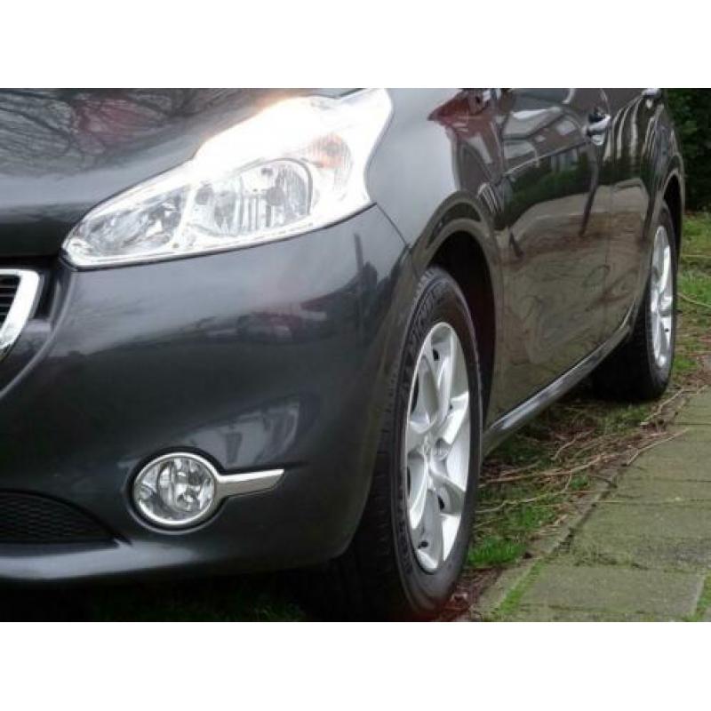Peugeot 208 1.2 e-VTi Style AUTOMAAT met Navigatie