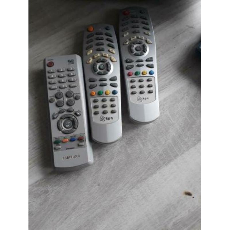 Twee Digitenne decoders met afstandsbediening