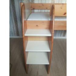 Half hoog slaper en grenen bed