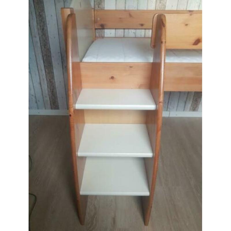 Half hoog slaper en grenen bed
