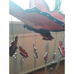 Houten vlinder mobiel, rood met zwart hangdecoratie