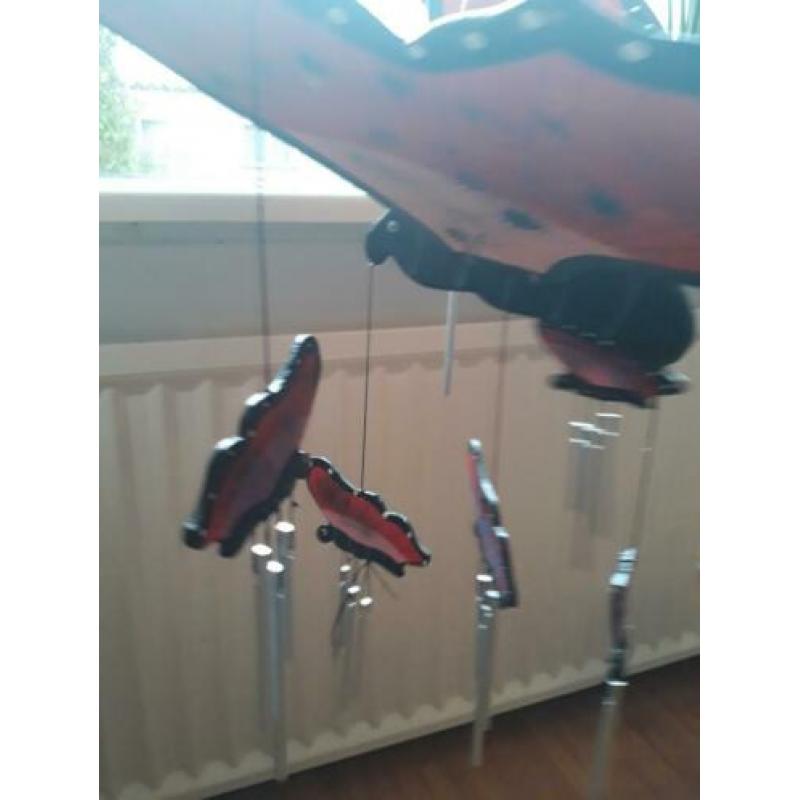 Houten vlinder mobiel, rood met zwart hangdecoratie