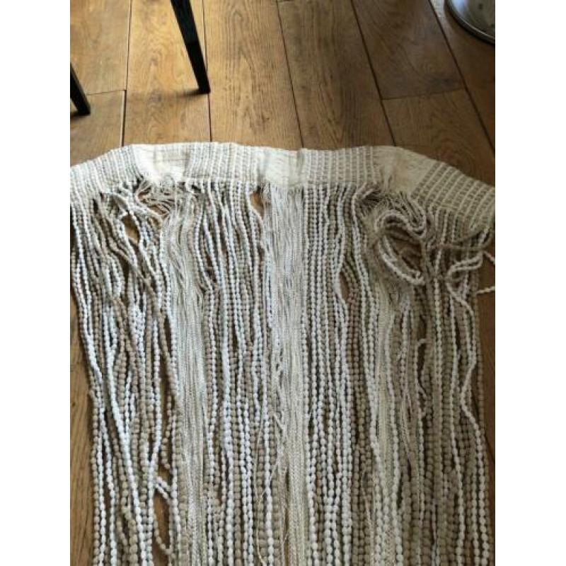 Twee gordijnen beige/ wit/ creme draden