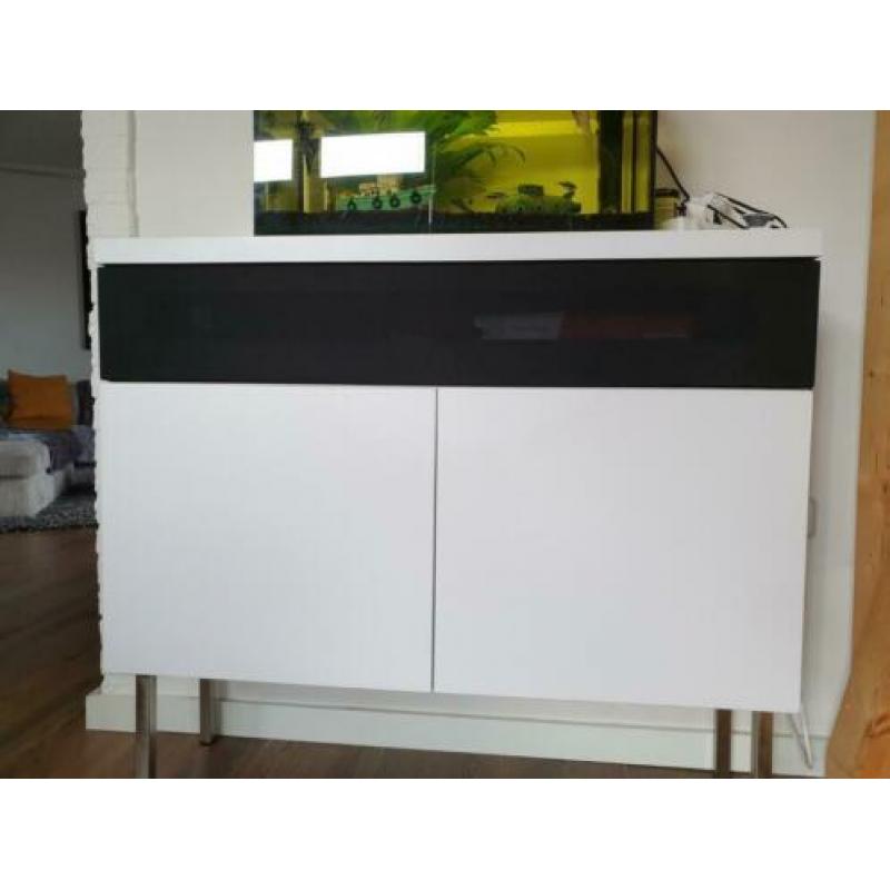 Tv kast. Tv meubel. Wit met zwart. Stevige kwaliteit.