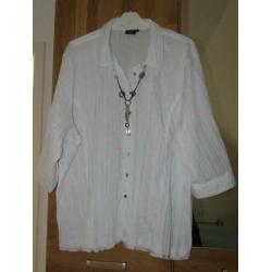 Blouse wit crash look met ketting maat 58