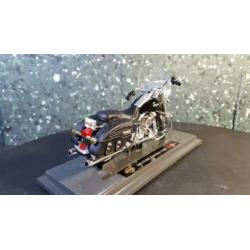 Harley Davidson Road king Classic 2001 1:18 Maisto