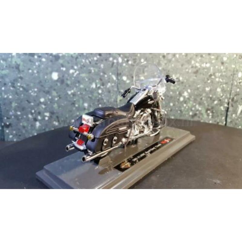 Harley Davidson Road king Classic 2001 1:18 Maisto