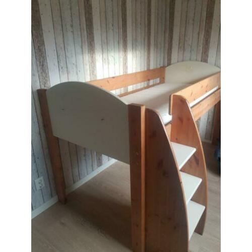 Half hoog slaper en grenen bed