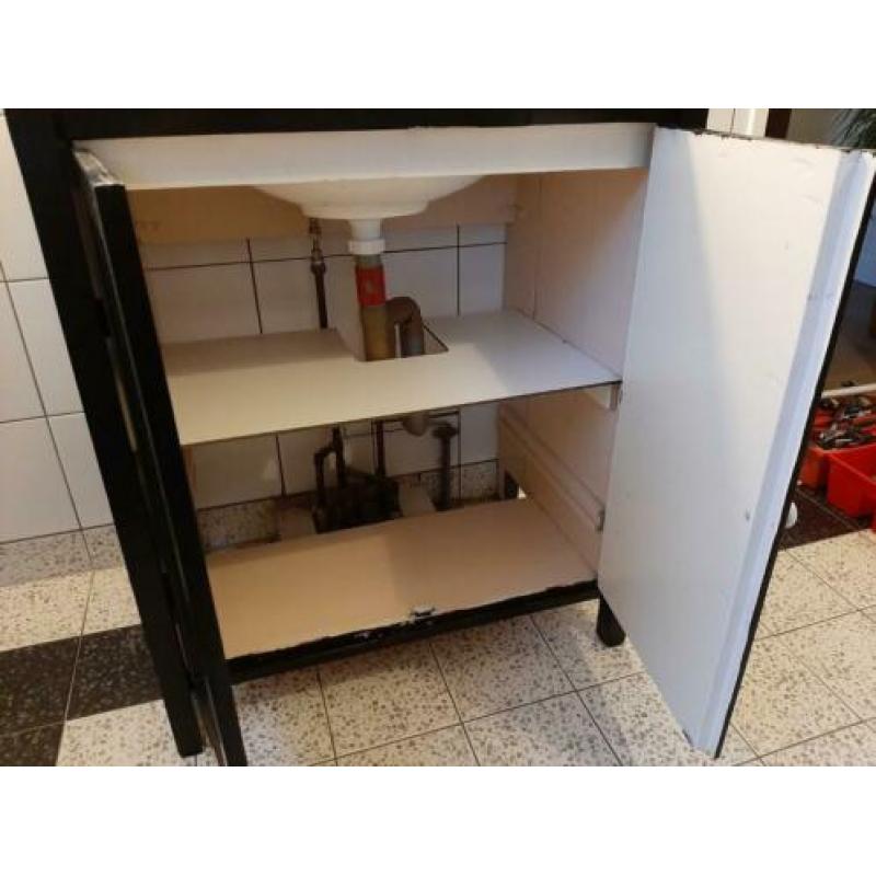 Te koop meubel..ooit zelf gemaakt. Zwart..excl kraan.