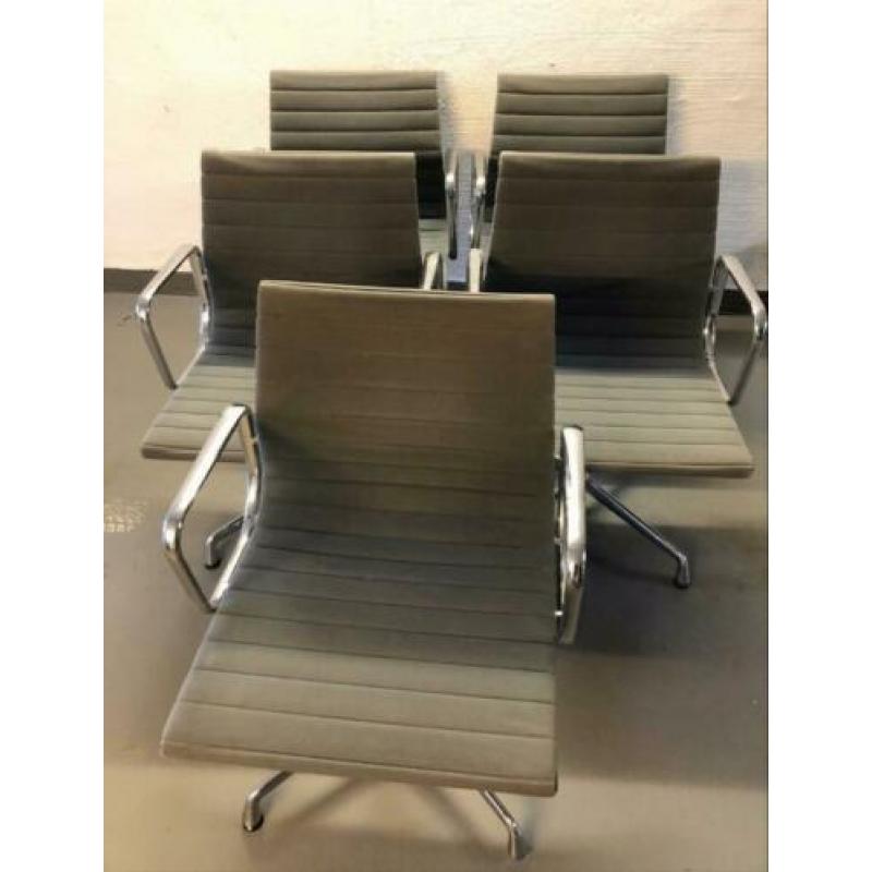 Vitra Charles & Eames EA108, EA107 en EA105 stoelen