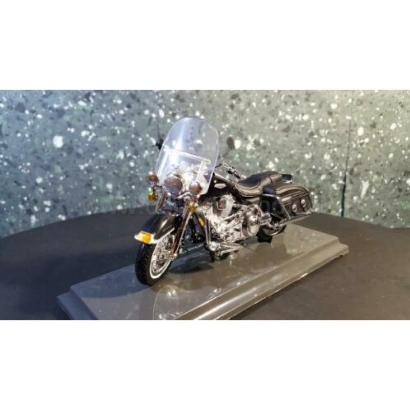 Harley Davidson Road king Classic 2001 1:18 Maisto