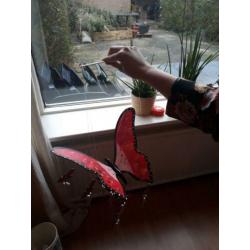 Houten vlinder mobiel, rood met zwart hangdecoratie