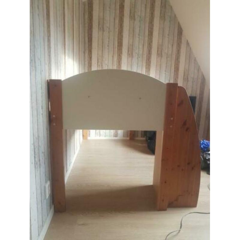 Half hoog slaper en grenen bed