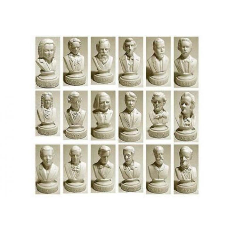 Oude beeldjes muzikanten voor op de piano bach beethoven enz
