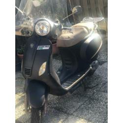 Scooter Neco (vespa look) geel kenteken start niet