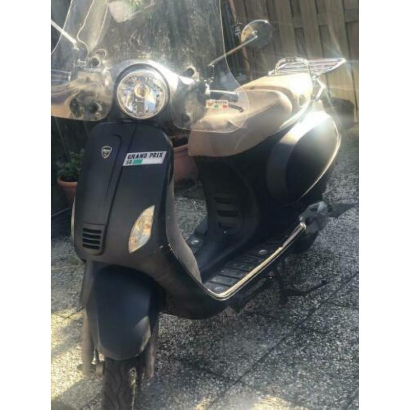 Scooter Neco (vespa look) geel kenteken start niet