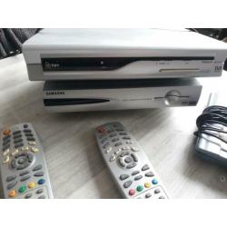 Twee Digitenne decoders met afstandsbediening