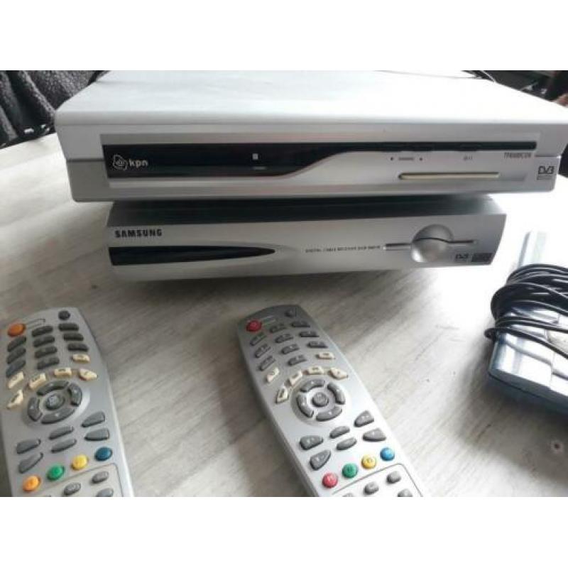 Twee Digitenne decoders met afstandsbediening