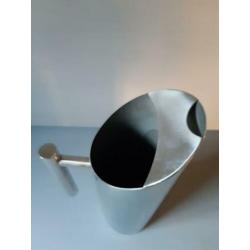 Waterkan, Rvs Inhoud: 1 liter Hoog: 29 cm Doorsnede: 9 cm