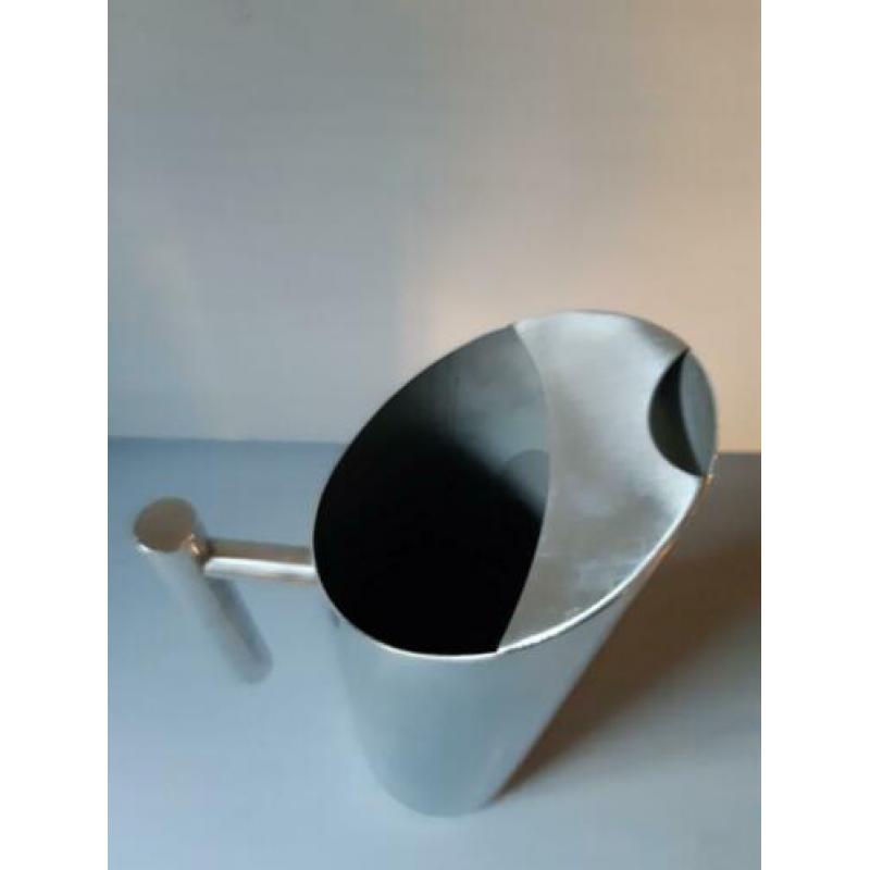 Waterkan, Rvs Inhoud: 1 liter Hoog: 29 cm Doorsnede: 9 cm