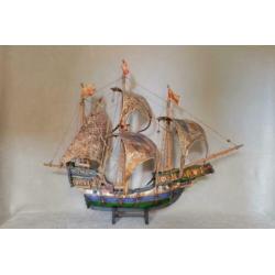 Groot houten schip decoratie