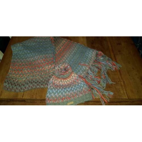 Nieuwe muts en shawl barts