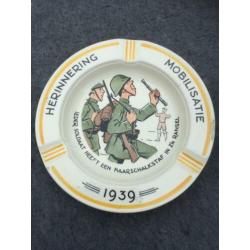 Mobilisatie - souvenir 1939 asbak (3) 'Soldaat / Maarschalk'