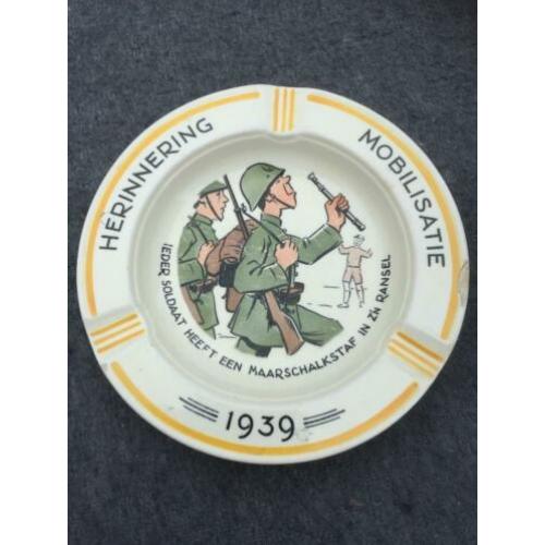 Mobilisatie - souvenir 1939 asbak (3) 'Soldaat / Maarschalk'