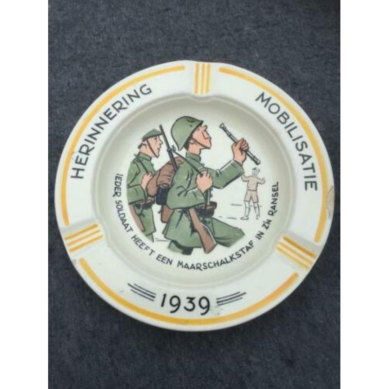 Mobilisatie - souvenir 1939 asbak (3) 'Soldaat / Maarschalk'