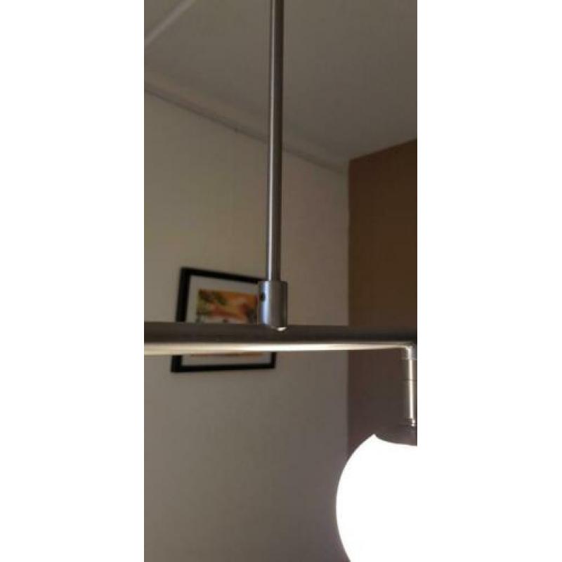 Te koop hanglamp met vier melkwitte bollen