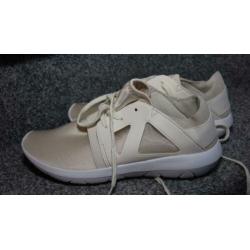 nieuw champagne creme gympen