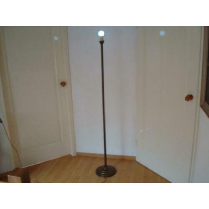 Een messing vloerlamp zonder kap uit 30e jaren
