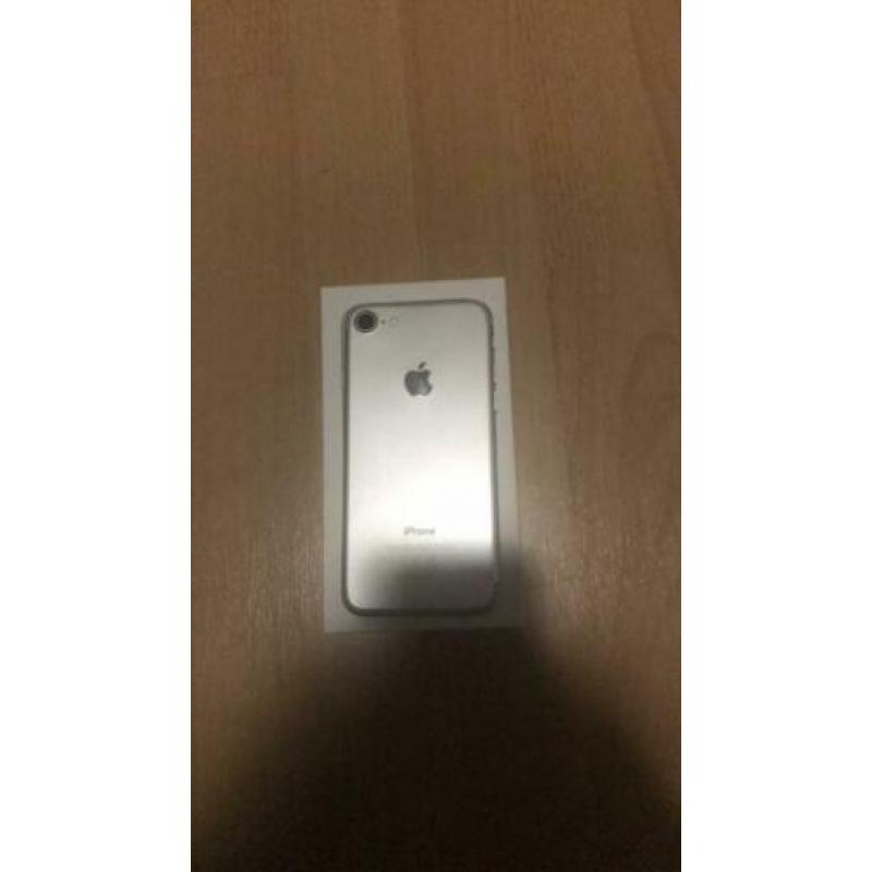 Zeernette iPhone 32GB zilver inclusief oortjes en oplader