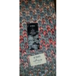 Nieuwe muts en shawl barts