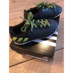 Adidas kunstgras voetbalschoen zwart maat 28