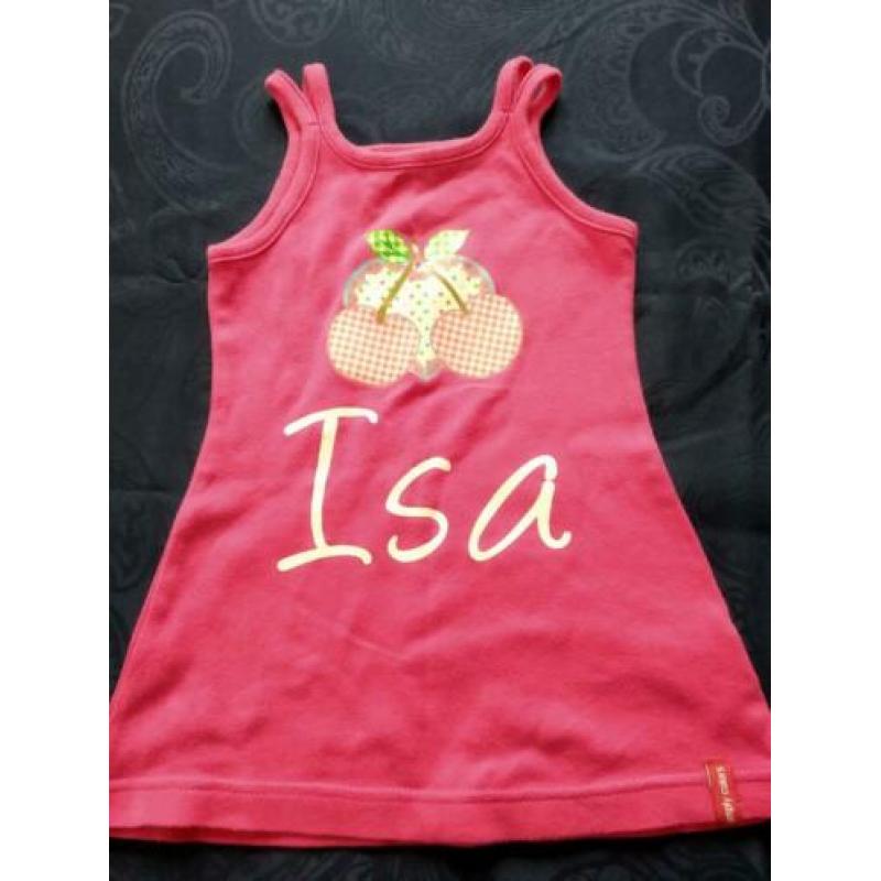 Knalroze jurkje met de naam Isa er opgedrukt. Simply colours