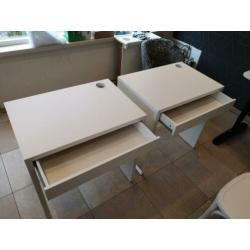 2 bureaus met white wash bistro stoeltjes. Als nieuw