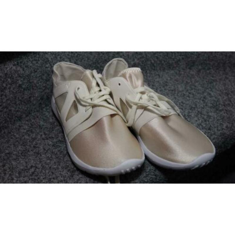 nieuw champagne creme gympen
