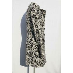 Gave zwart-witte tussenjas.Mt 36.Merk Spoon
