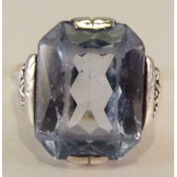 Antieke Art Deco ring met Blauwe Topaas. 14 karaat goud