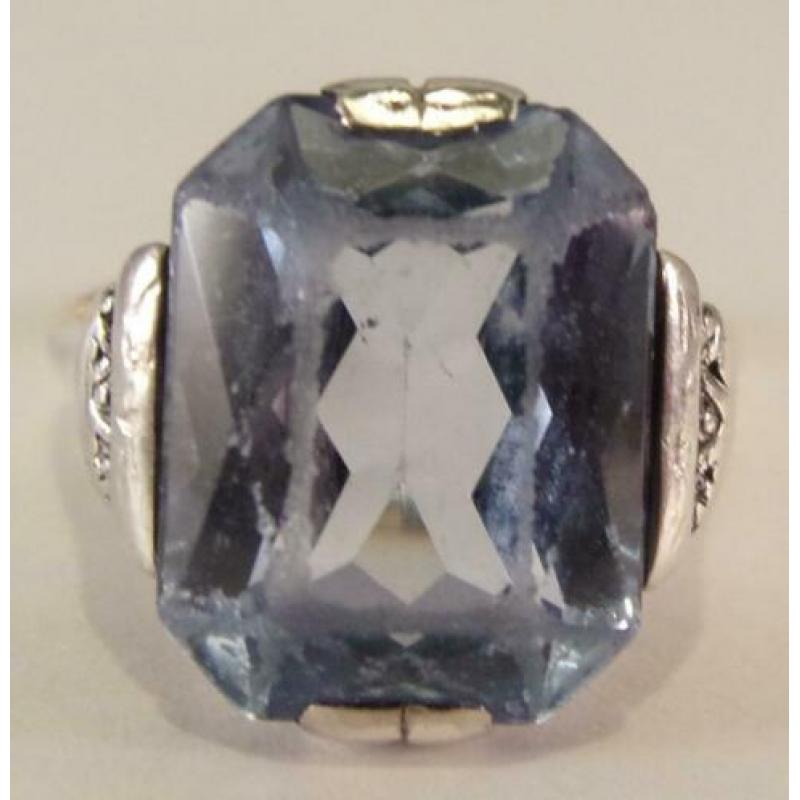 Antieke Art Deco ring met Blauwe Topaas. 14 karaat goud