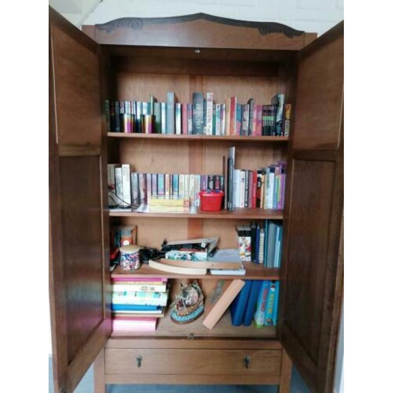 Mooie oude kast van 2 mtr hoog 1, 05 mtr breed en 40cm diep