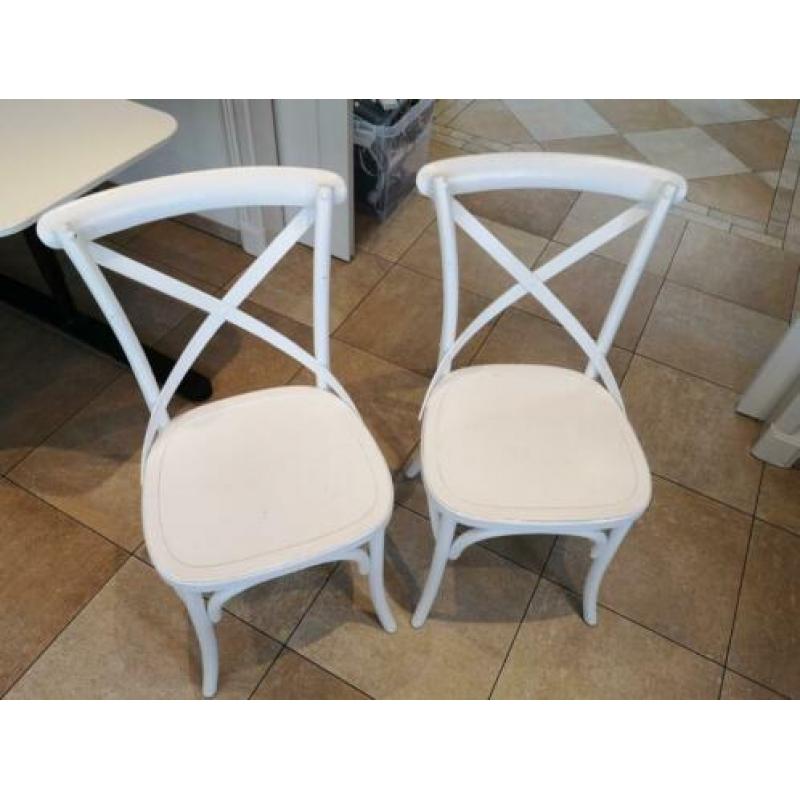 2 bureaus met white wash bistro stoeltjes. Als nieuw