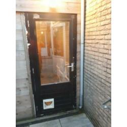 hardhouten deur met kozijn